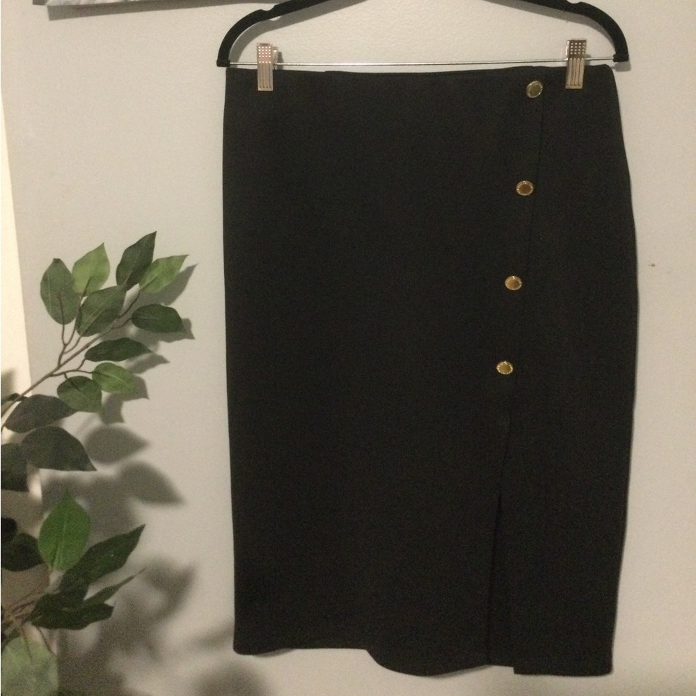 Black skirt w/button detailing. Never worn. Excellent condition.